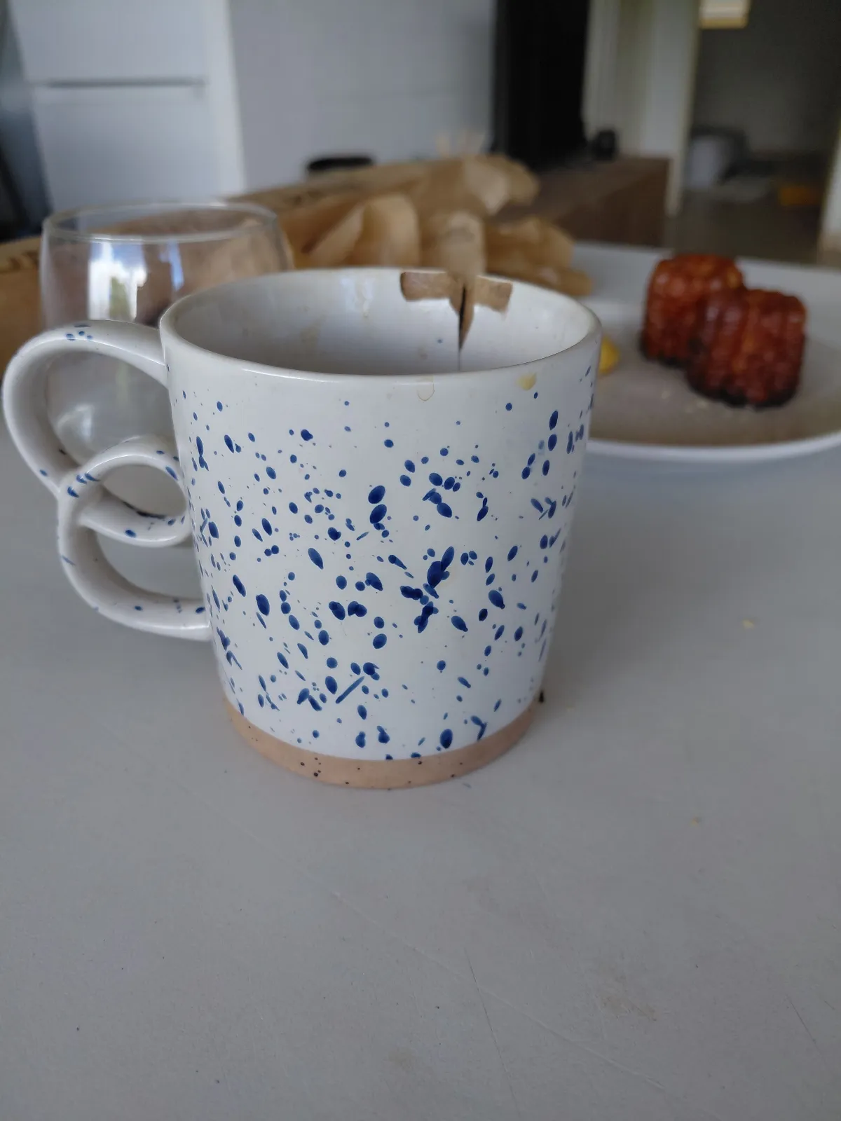 Tasse en céramique cassée